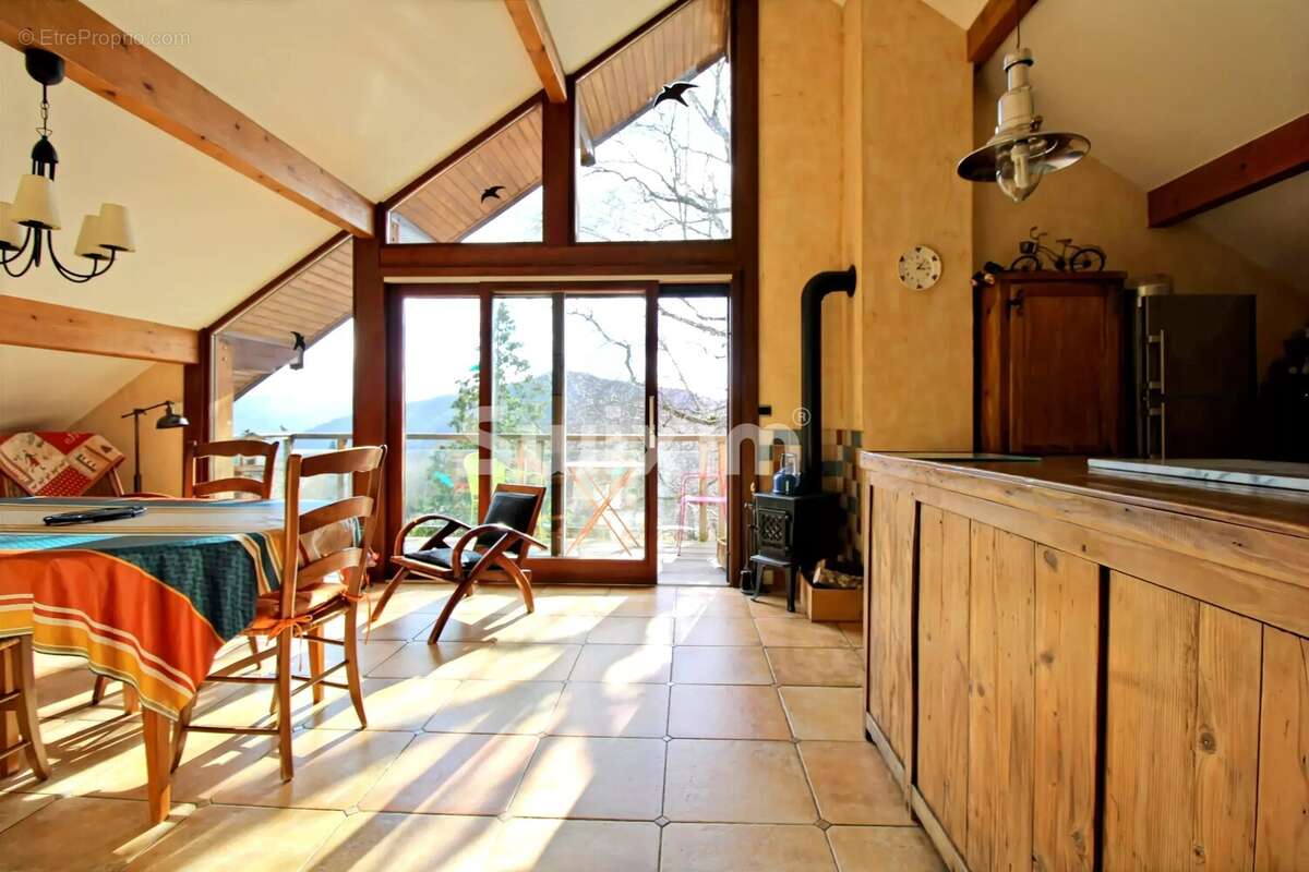 Maison avec deux appartements, salle polyvalente et plus d'un hectare de terrain : un lieu de vie aux multiples possibilités - photo 6