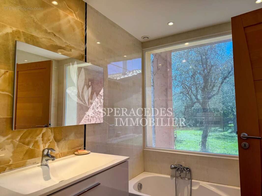 Maison à SAINT-CEZAIRE-SUR-SIAGNE