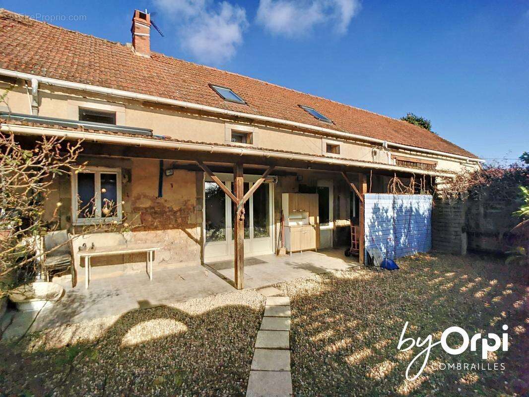 Maison à DURDAT-LAREQUILLE