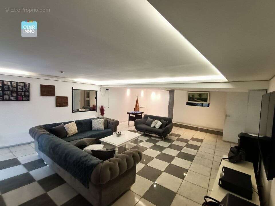 A LUGNY PROCHE MACON EN BOURGOGNE MAISON 9 PIECES DE 260 M² - Maison à LUGNY