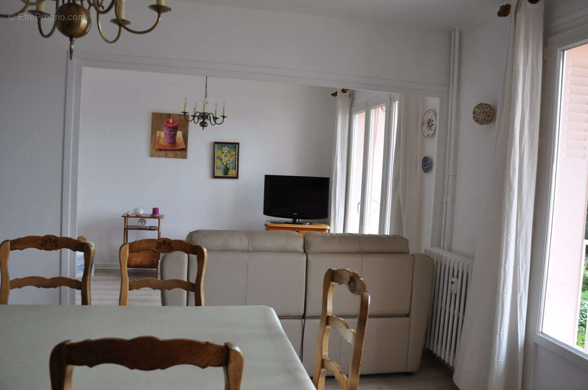 Bel appartement traversant de 70 m2, avec deux grands balcons, un garage, et une cave. - photo 5