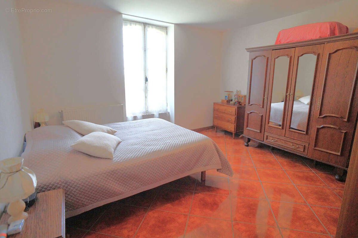 Maison à AILLANT-SUR-THOLON