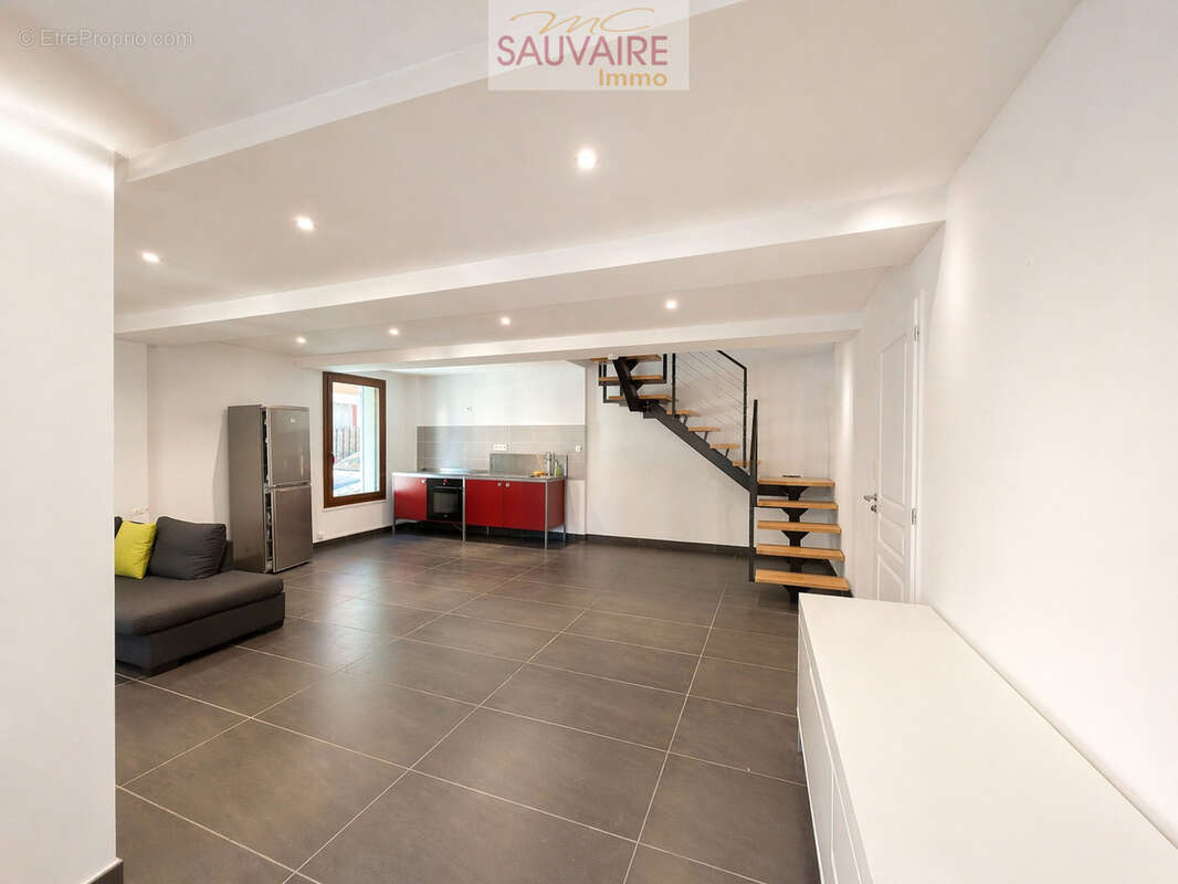 Maison à SAINT-LAURENT-DE-LA-SALANQUE