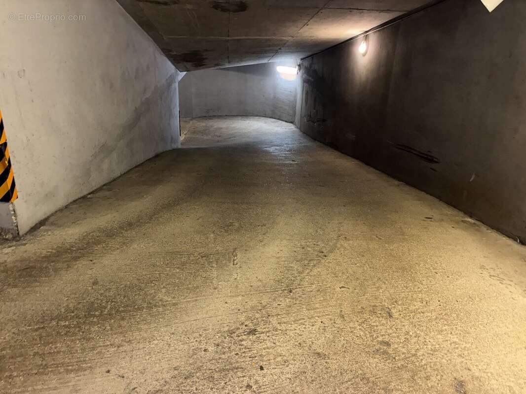 Parking à PARIS-16E