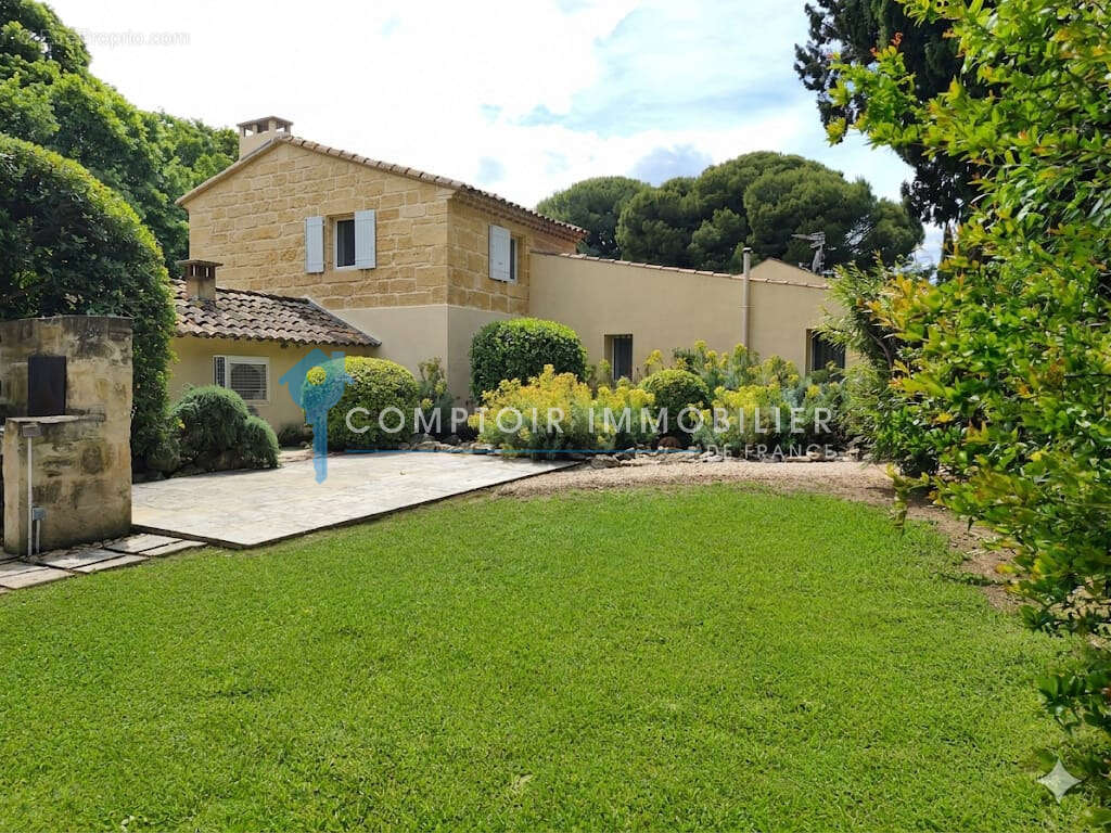 Maison à FONTVIEILLE