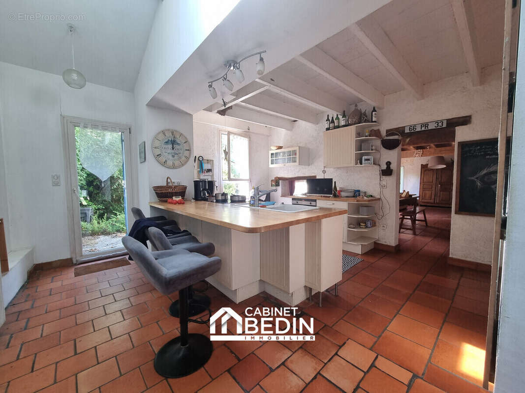 Maison 210 m² à Saint-Ciers-D'abzac  - photo 2