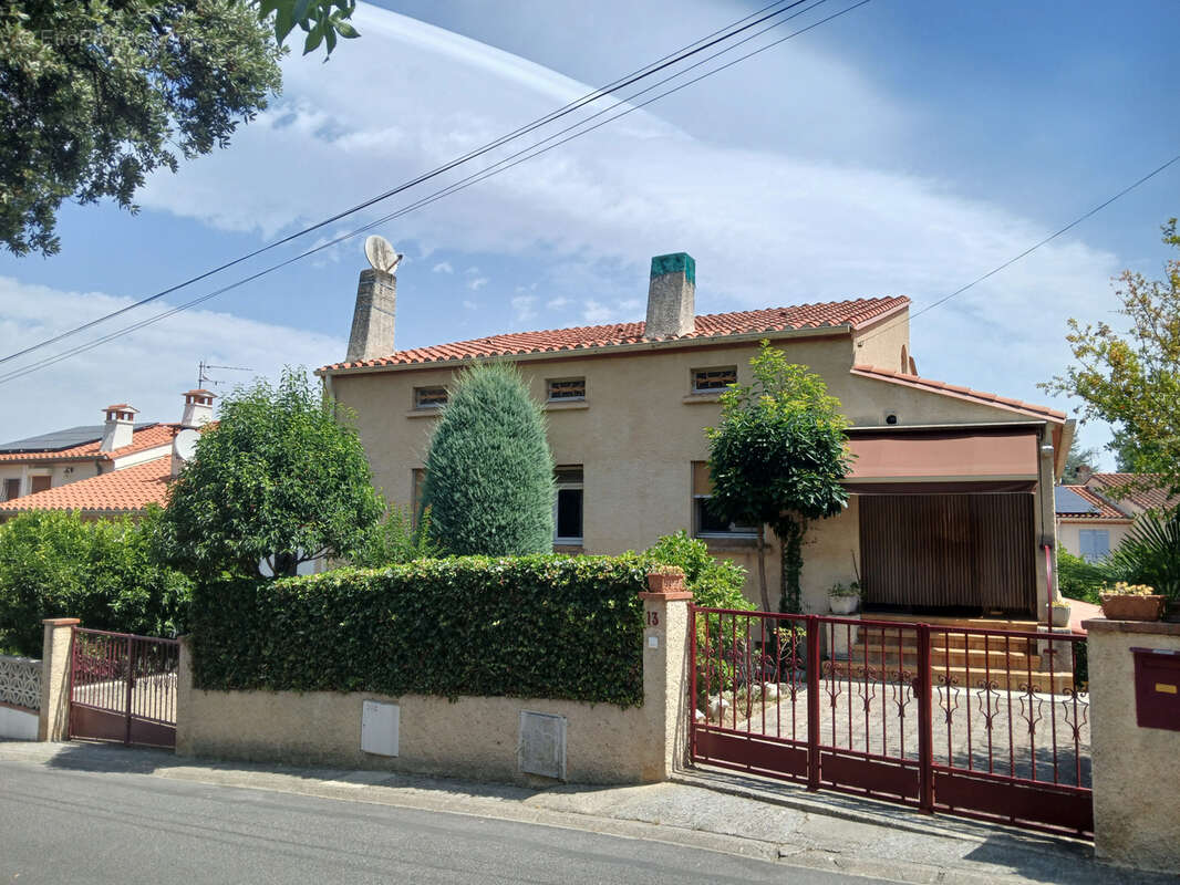 Villa sur 3 faces , 3 niveaux, 5 chambres , 2 bains, jardin , garage et parking. - photo 28