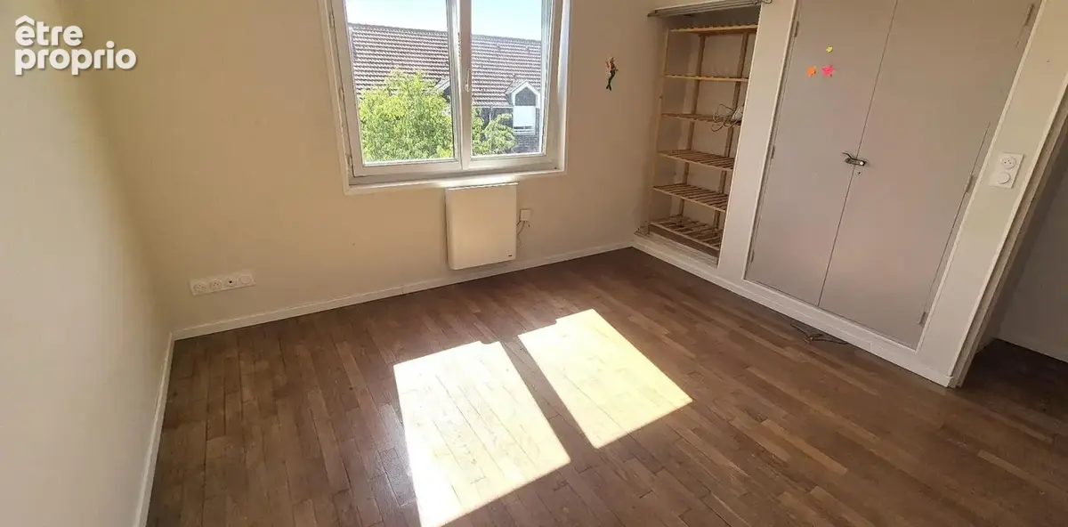 Belle Maison sur Sous-sol de 88 m² Rénovée avec Cours, Cave, Buanderie, Garage de 24 m² et un Terrain clos et entretenu de 329 m - photo 14