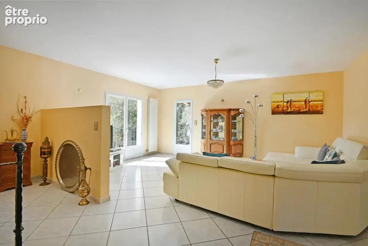 Maison de 11 pièces d'environ 130 m² à Nîmes avec piscine - photo 3