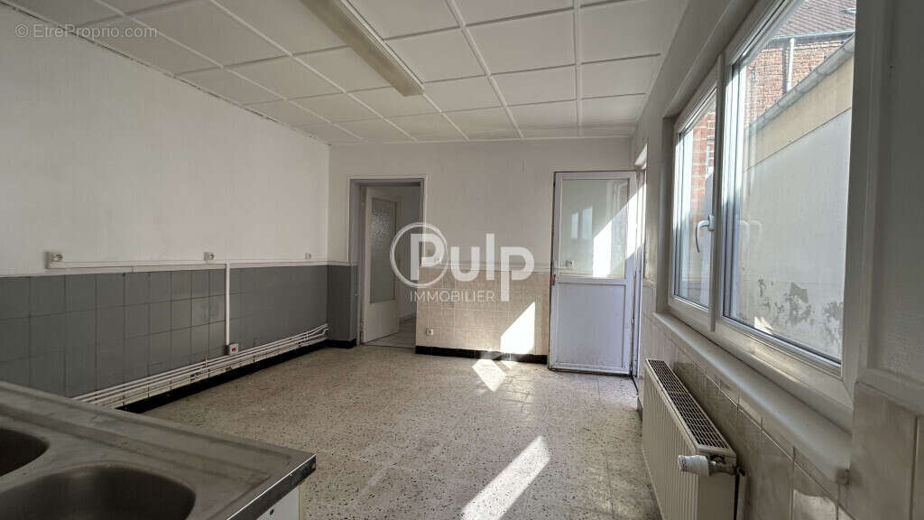 Immeuble de rapport. Maison et commerce - photo 3