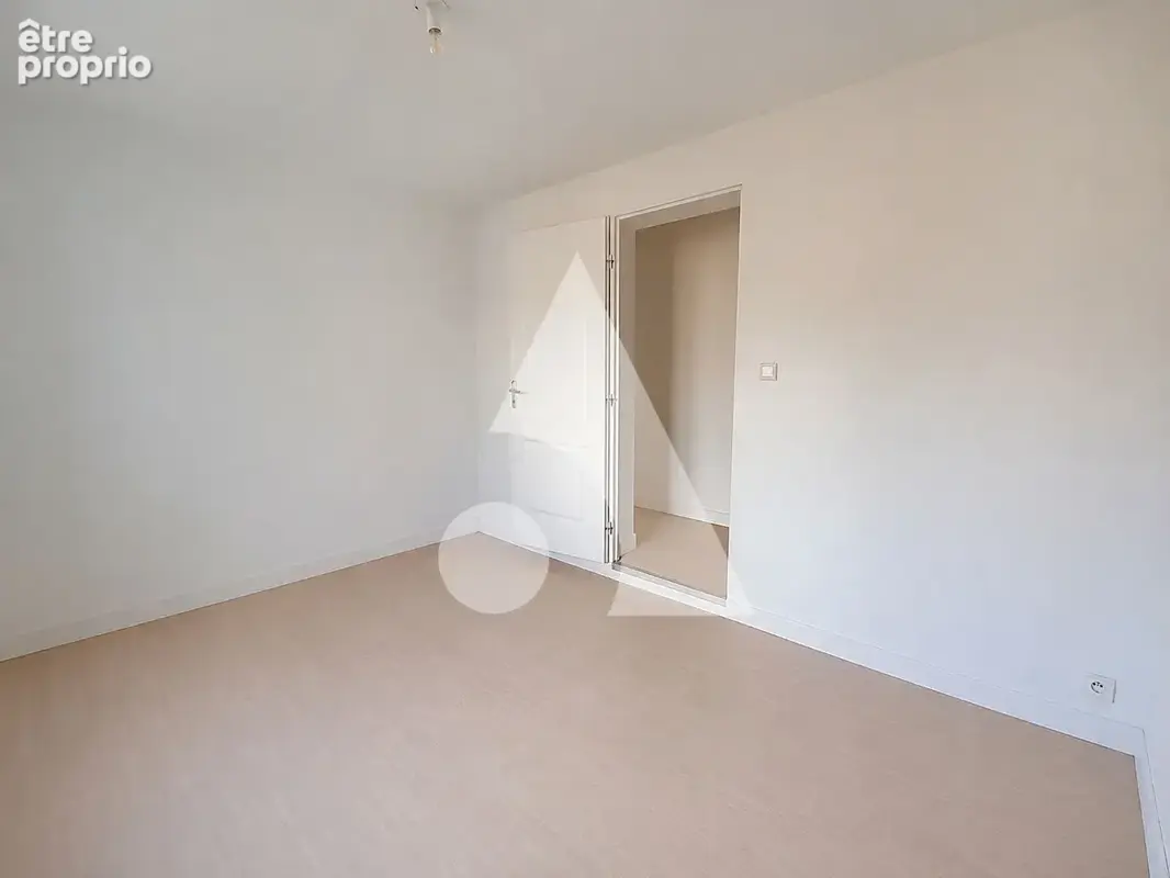 Immeuble de rapport à Maubeuge : 5 logements, un commerce et un potentiel locatif à étudier - photo 5