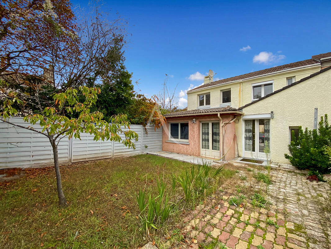Maison à JOUY-LE-MOUTIER