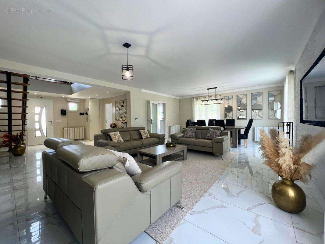 Maison à SAVIGNY-LE-TEMPLE