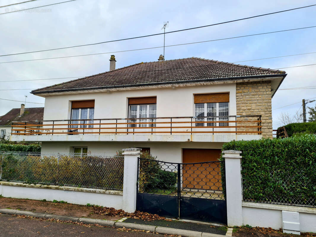 Nevers Pavillon de rapport de 187 m2  sur 641 M2 de jardin loué - photo 3