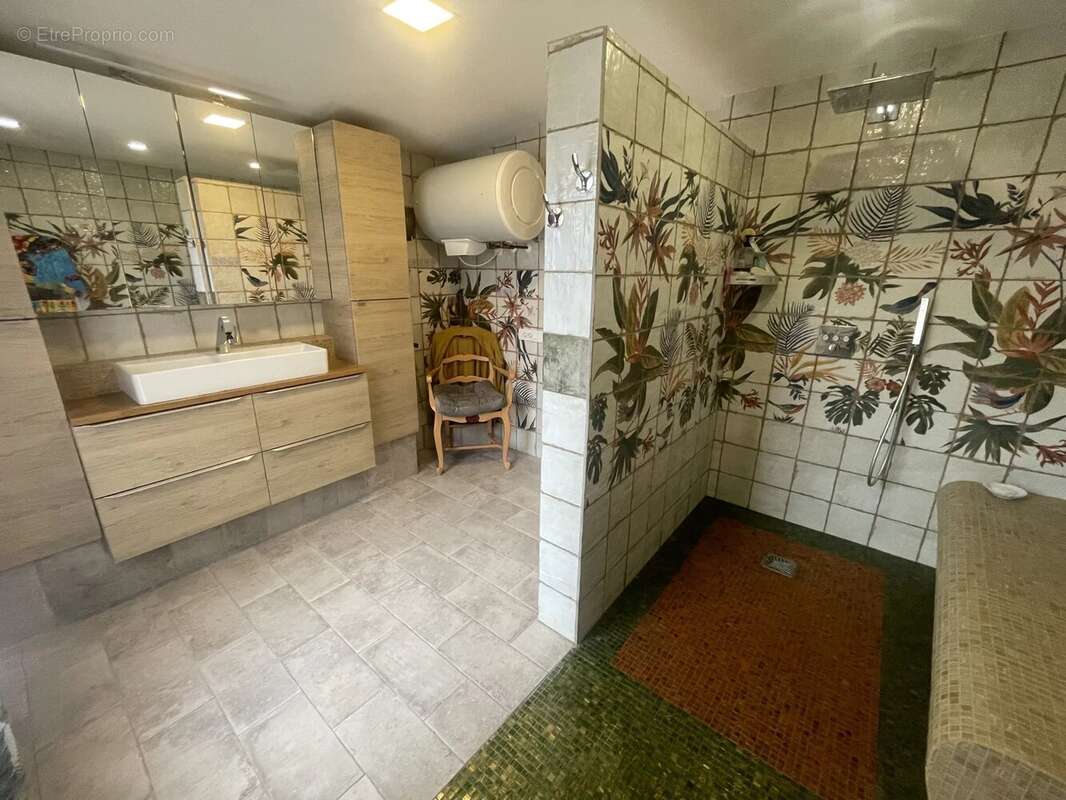Maison en pierre rénovée avec dépendances de 270 m² - photo 7