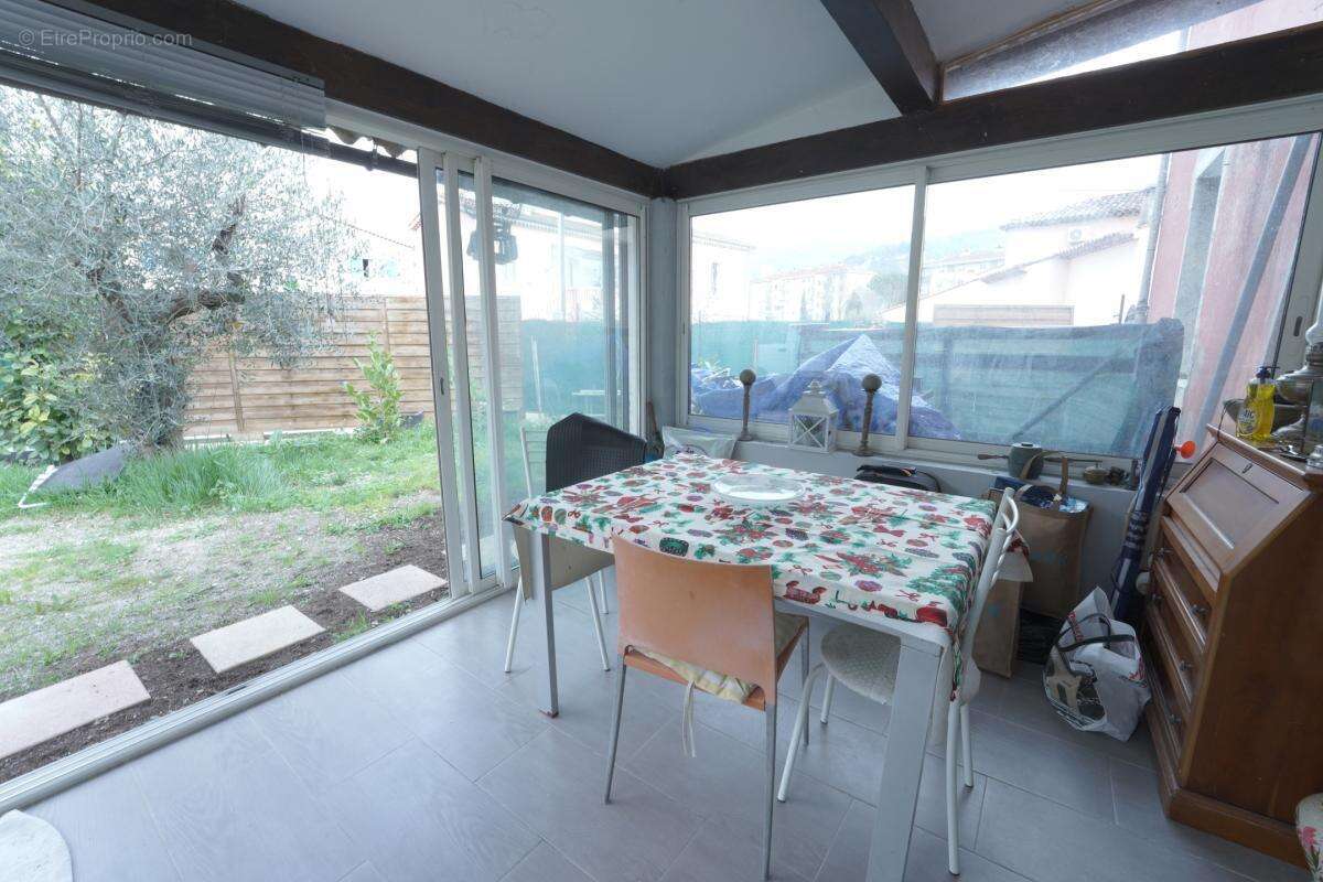 Appartement à CONTES