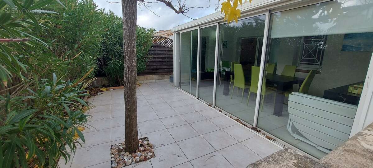 LE CAP D' AGDE - Secteur St Martin, jolie maison de type T3 + mezzanine avec terrasse et sa place de stationnement - photo 3