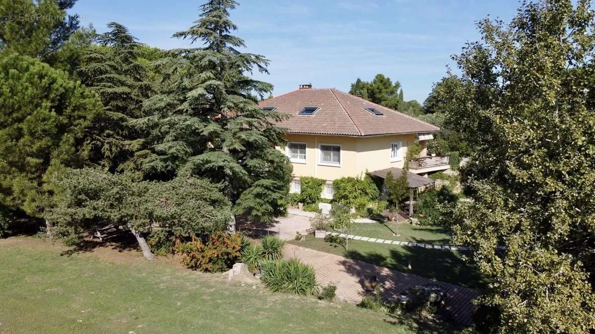 Maison à ENTRAIGUES-SUR-LA-SORGUE