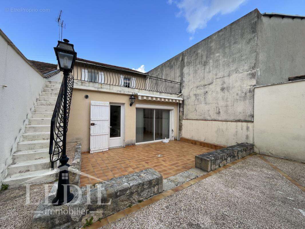 Maison de ville avec garage, cour, terrasses - photo 3