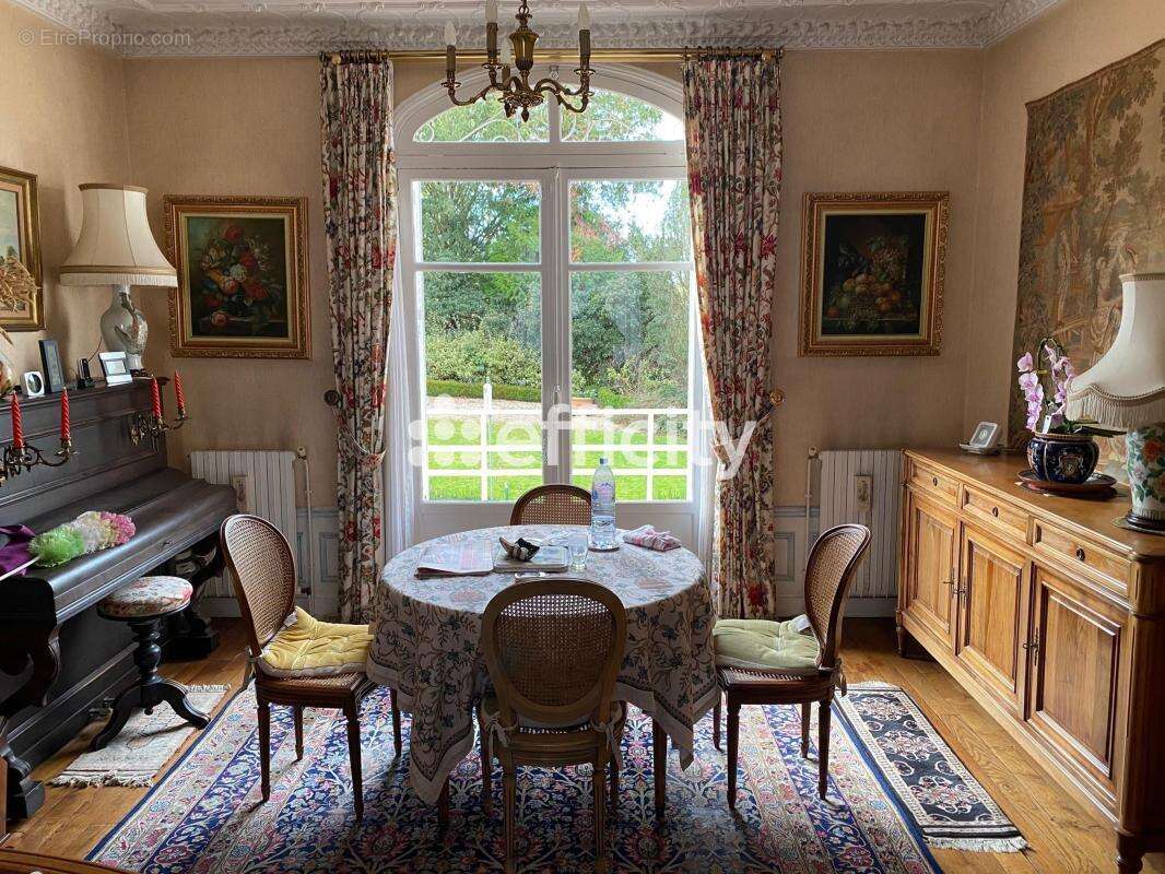 Maison à MARNES-LA-COQUETTE