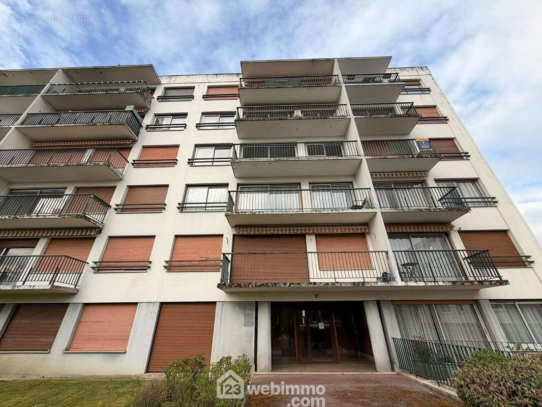 Dans un immeuble sécurisé et entretenu avec ascenseur - Appartement à LAON