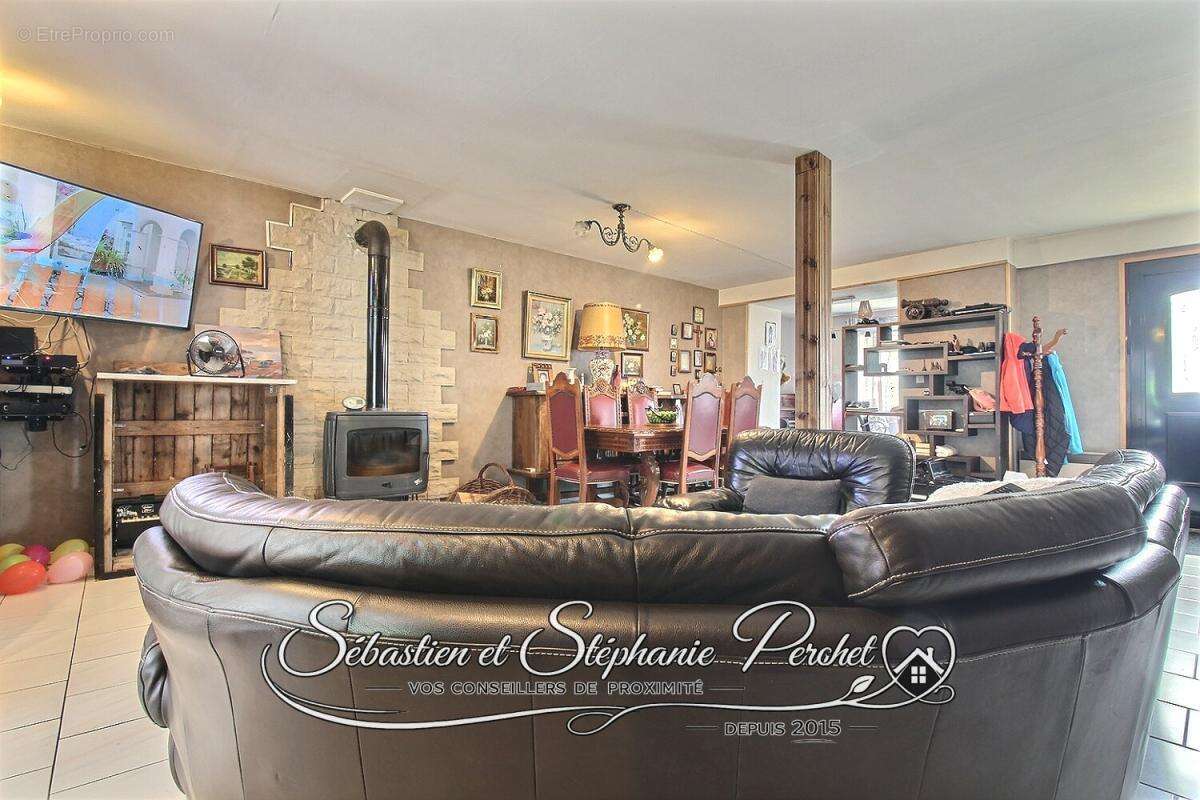 EXCLUSIVITE: Ensemble de 2 Maisons sur un terrain d'environ 1672 m2 - photo 5