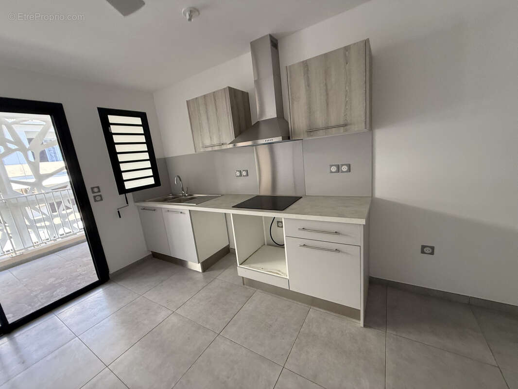 F4 de 78  m2 et terrasse 19 m2 en centre ville Saint Denis. - photo 2
