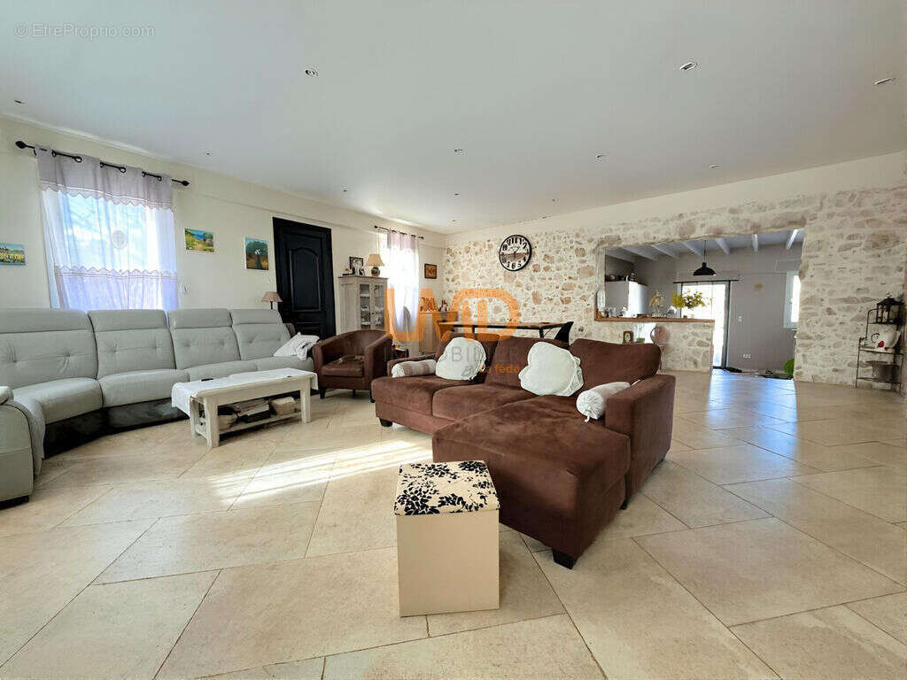 Figanières – Mas rénové 171 m², 3 suites, terrain piscinable - photo 7