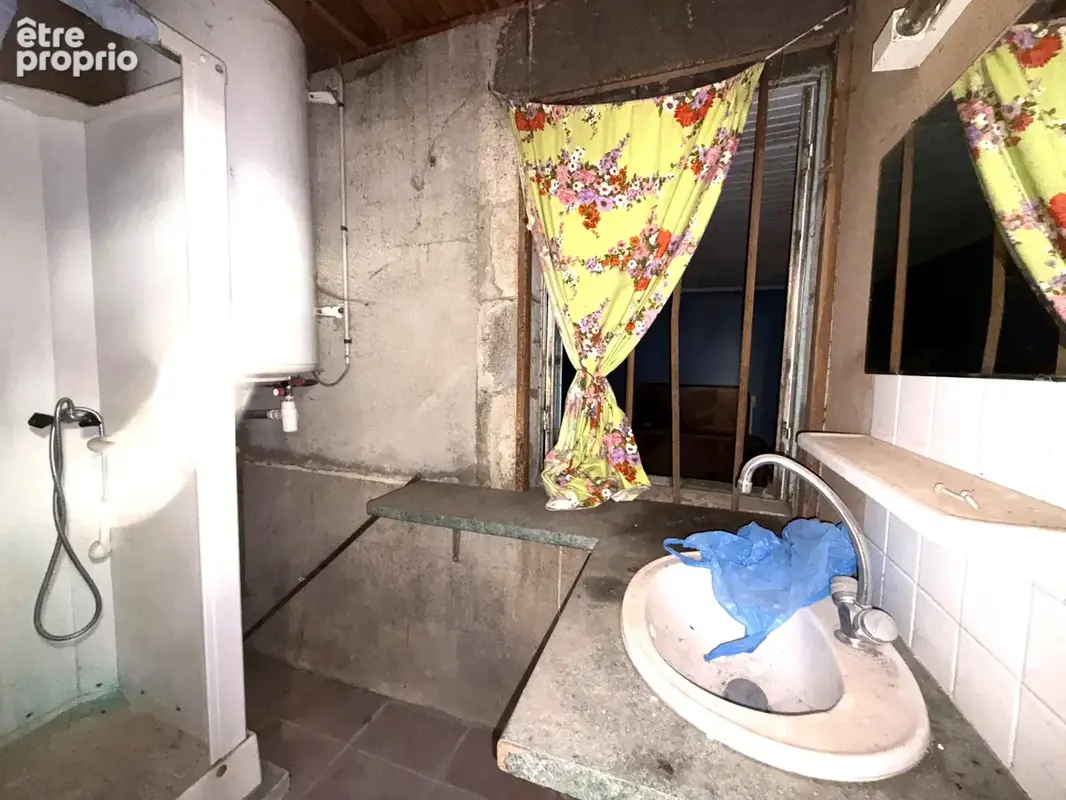 Montgreleix   Maison avec grange, écurie et dépendances sur 925 m2 de terrain - photo 11