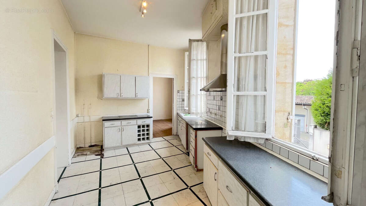 A vendre maison en pierre de 317 m2 avec jardin et dépendances - secteur blaye - photo 5