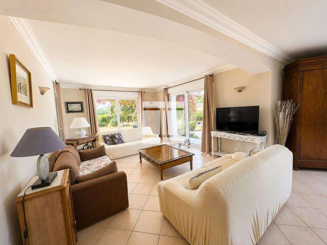 Charmante villa de 167m2 avec piscine édifiée sur un terrain de 2 722m2 - photo 4