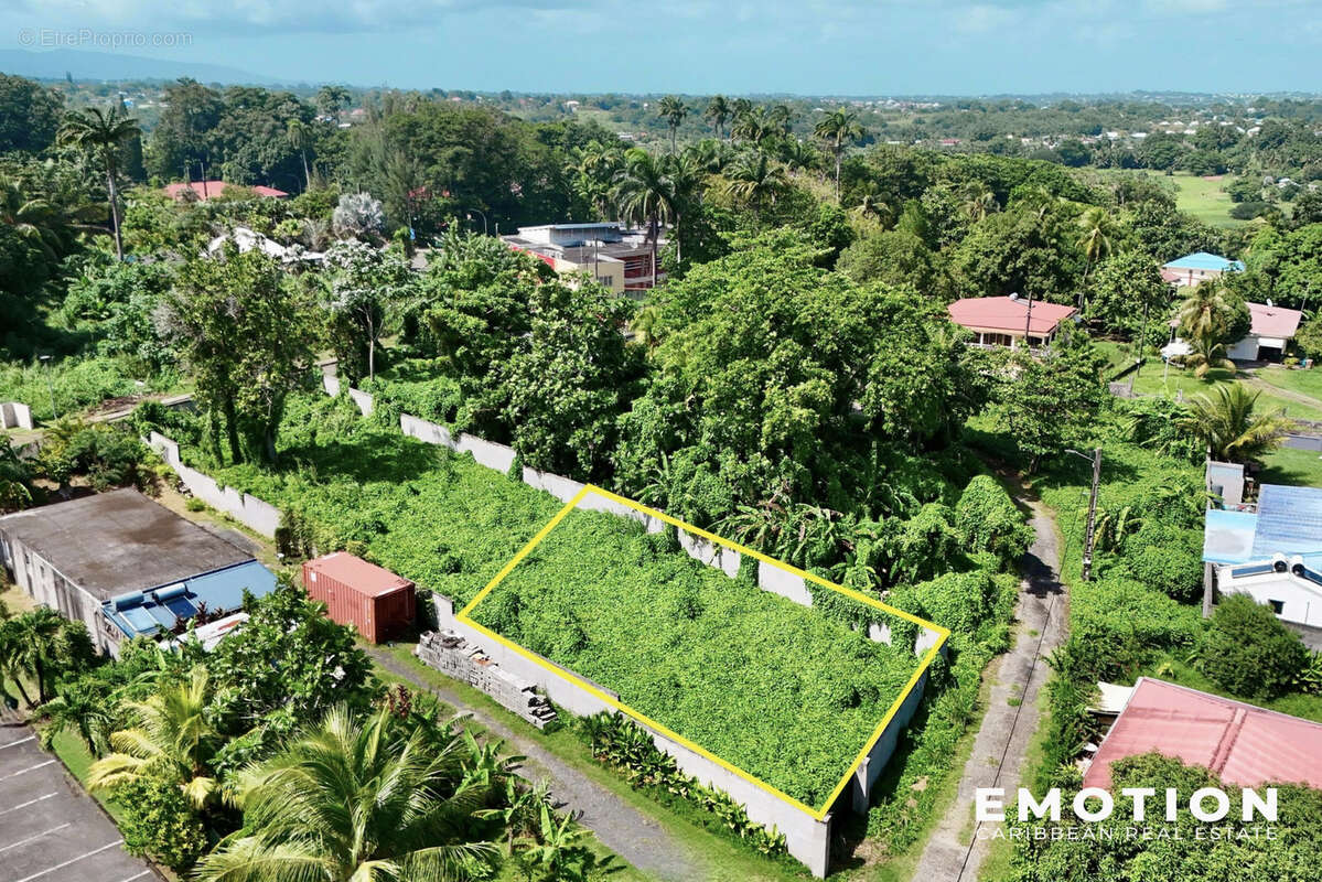 Terrain à PETIT-BOURG