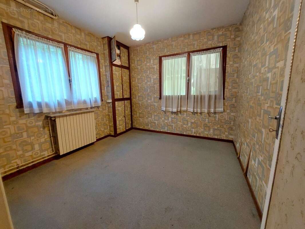 Maison T6 avec jardin clos et dépendances - photo 9