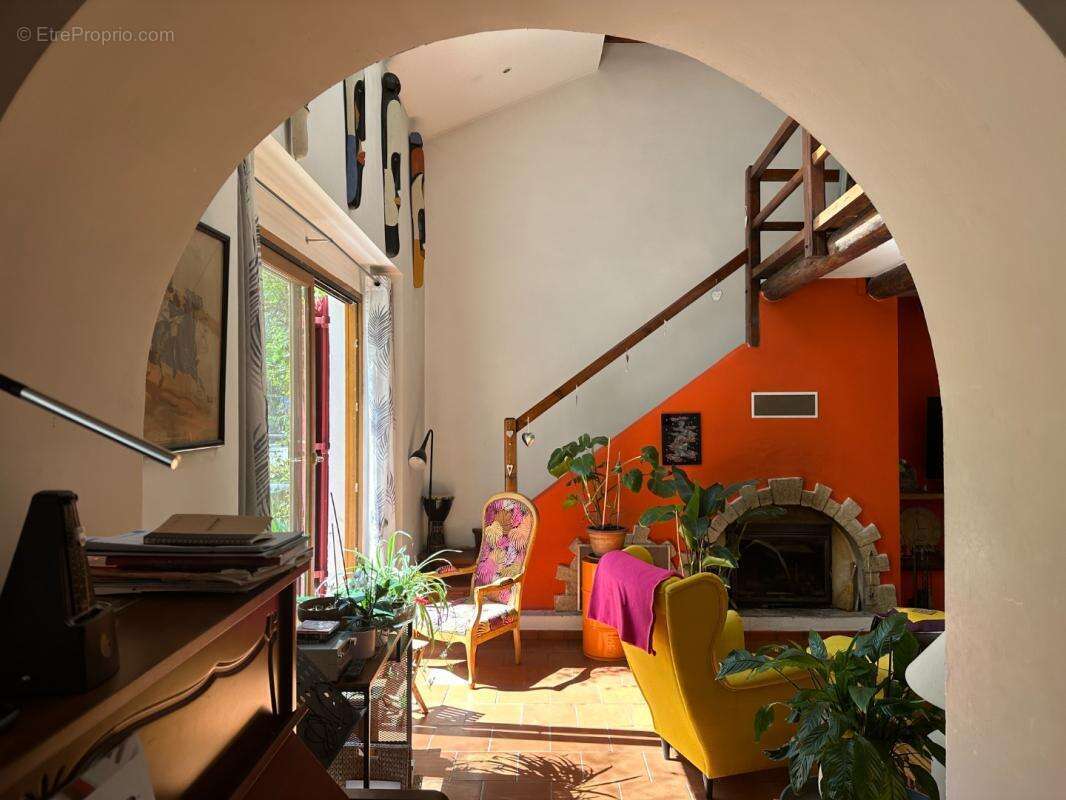 Maison à LE PUY-SAINTE-REPARADE