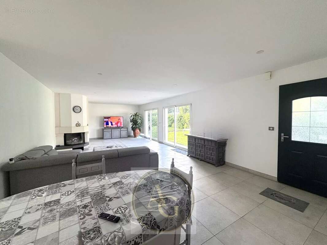 Maison à VILLENEUVE-LA-COMPTAL