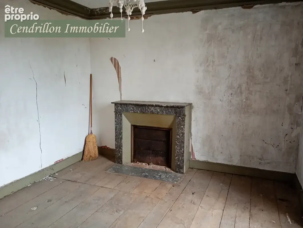 Très belle maison à rénover située dans un petit hameau proche de Saint-Georges-la-Pouge. - photo 9
