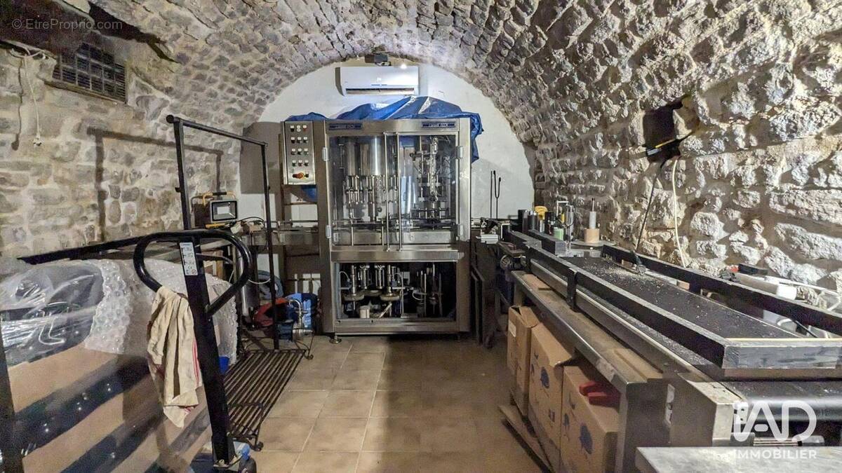 Photo 1 - Commerce à L'ISLE-SUR-LA-SORGUE