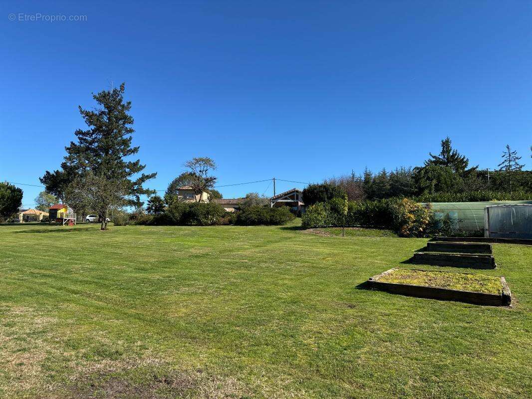 Maison à NOTRE-DAME-DE-SANILHAC