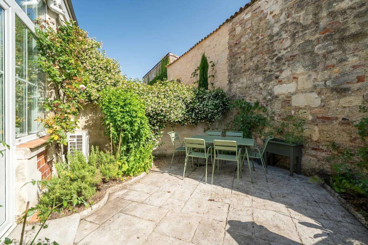 Maison en pierre rénovée de 142m² avec jardin – Saint Seurin - photo 14
