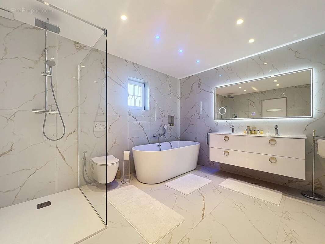 Maison à LA ROQUETTE-SUR-SIAGNE