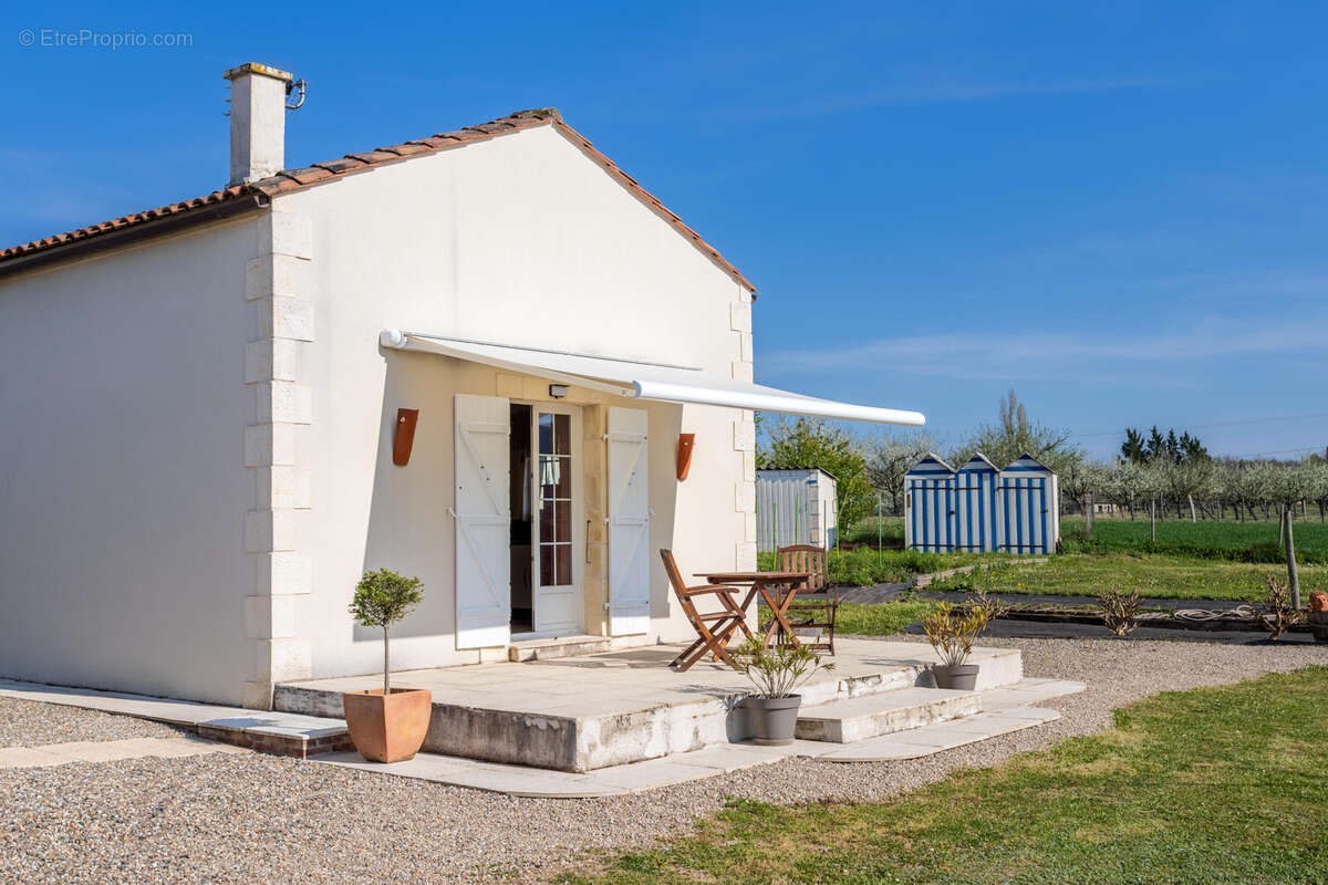 Propriété de campagne avec piscine, annexe, terrain, garage et lac - photo 25