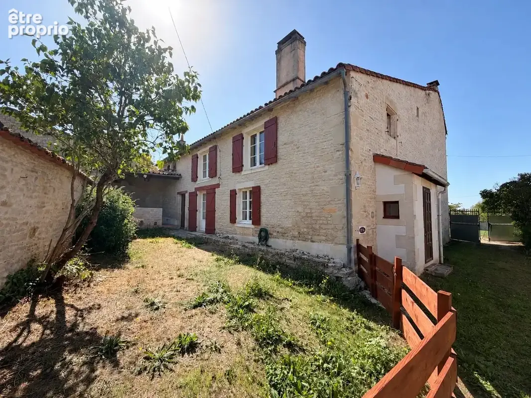 Photo Maison à Saint-Fraigne au prix de 172 800€