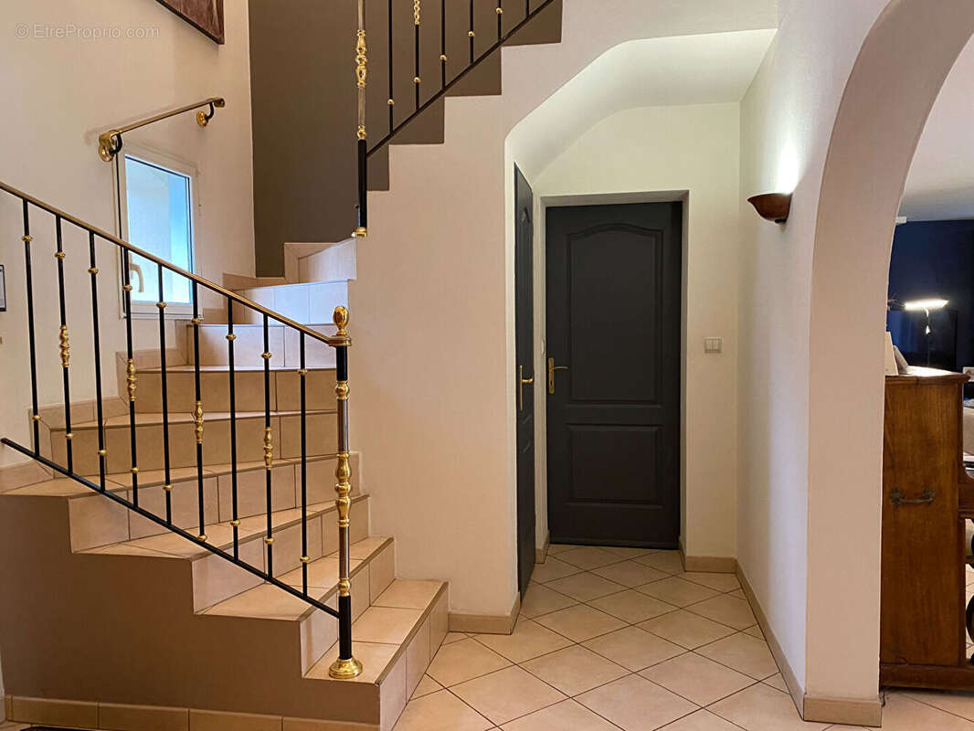 Villa de 180 m² sur une parcelle de 2400 m² avec piscine chauffée et accès direct sur le golf. - photo 11