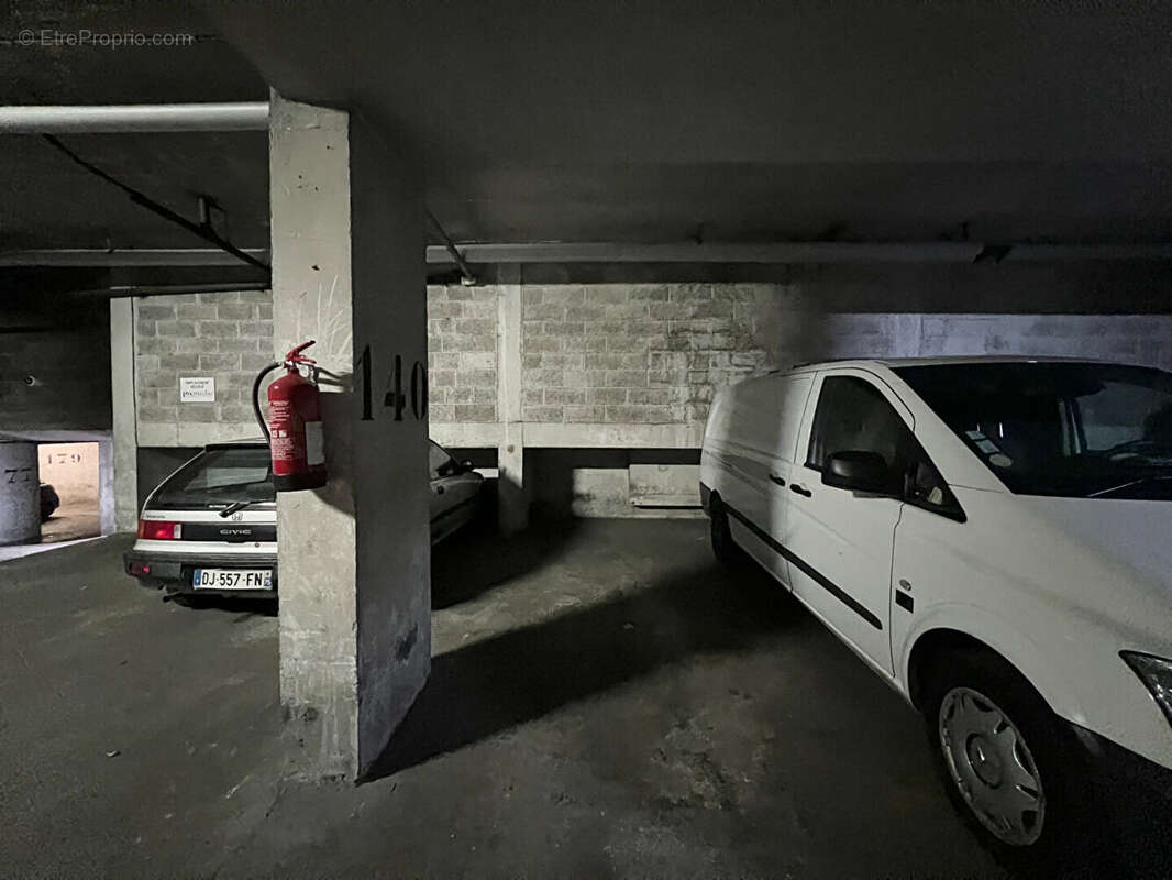 Parking à PARIS-18E
