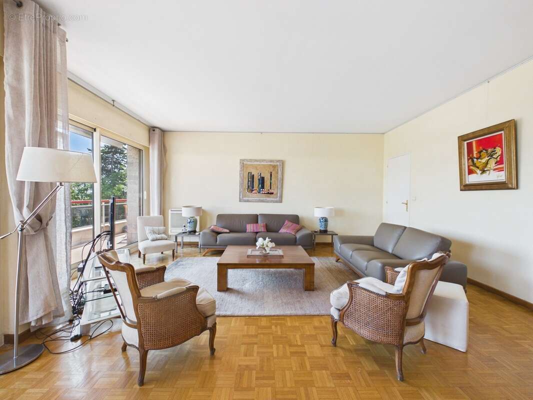 À vendre Appartement T5 de 150 m² au dernier étage avec terrasse à Saint-Giniez MARSEILLE 8E ARRONDISSEMENT - photo 4