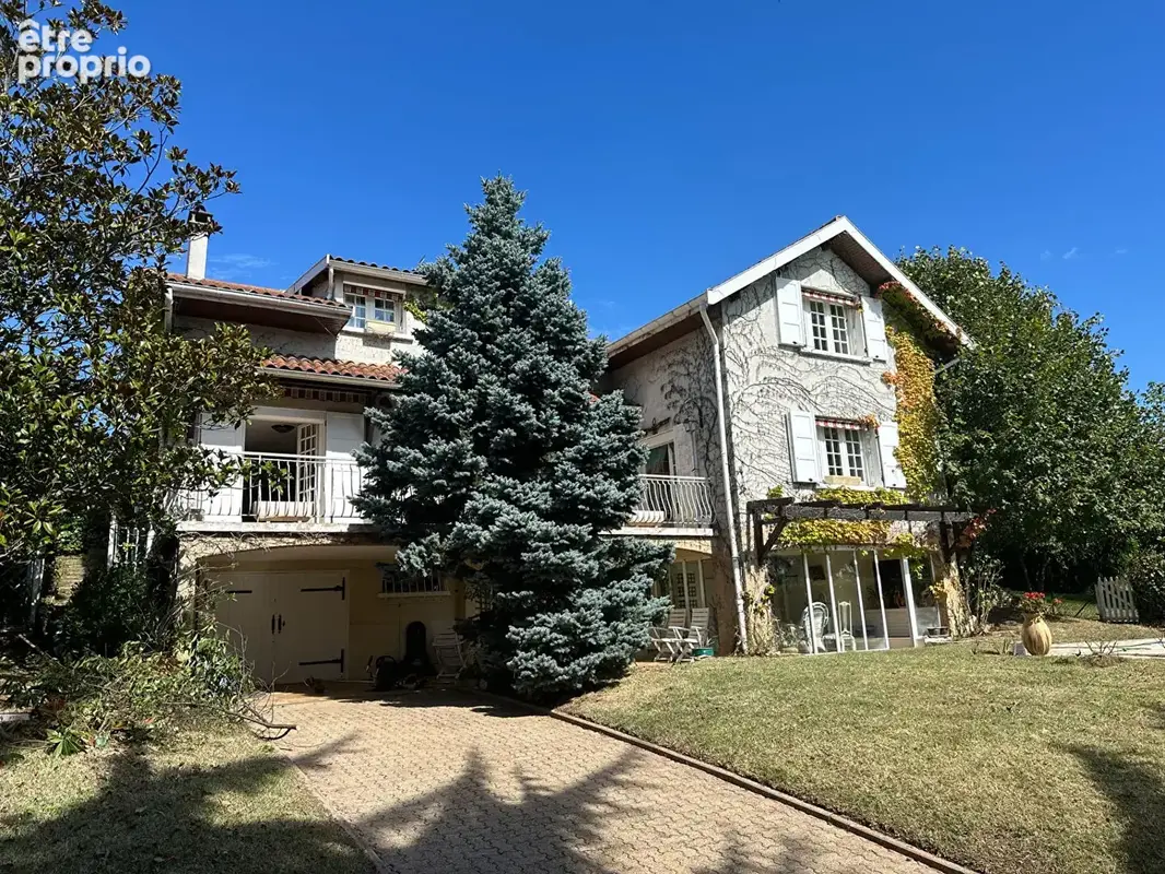 Co - Exclusivité. Maison de charme de 200 m² dans un très bel envirronnement. - photo 2