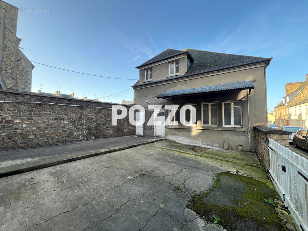 Maison à SAINT-HILAIRE-DU-HARCOUET