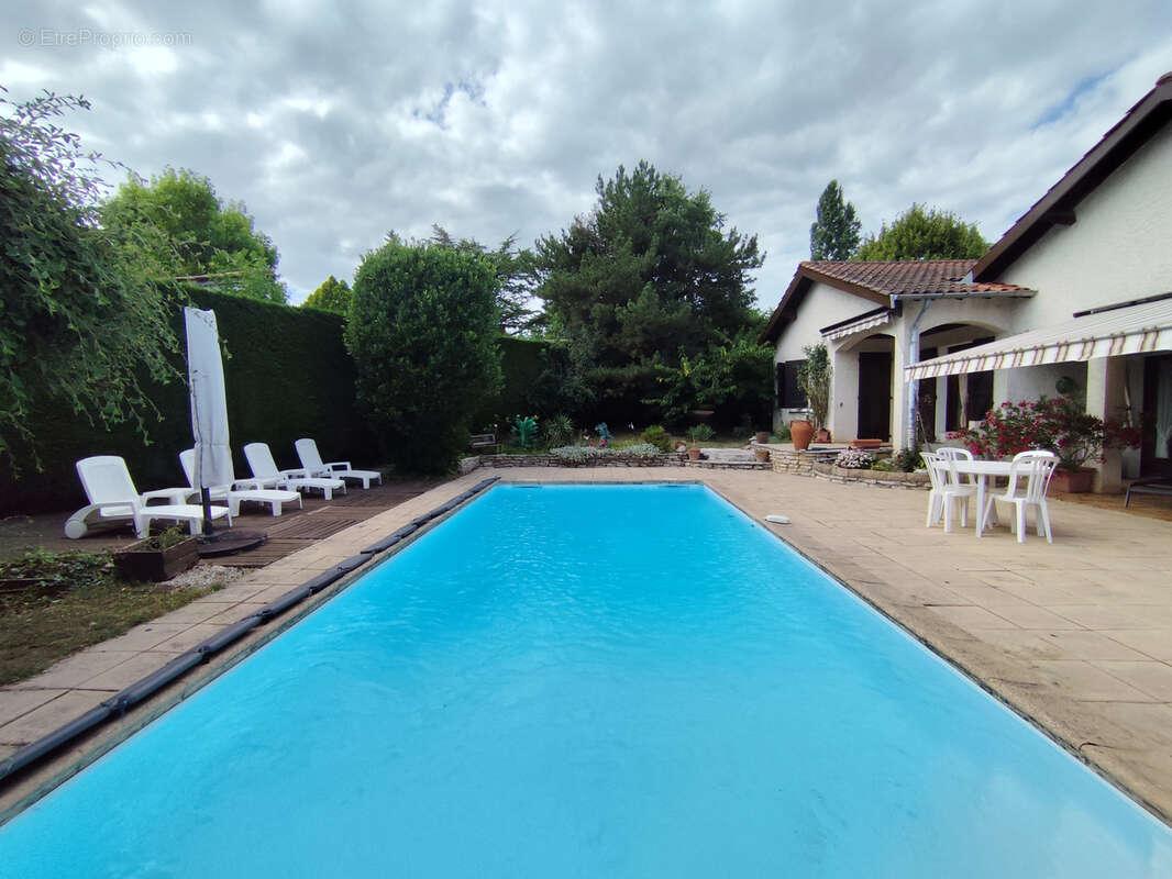 Maison à SAINT-GENIS-LES-OLLIERES