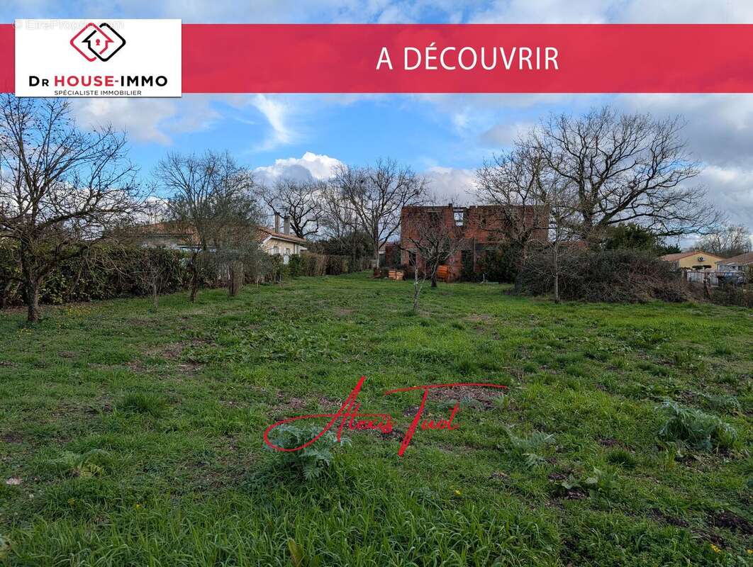 Terrain à AMBARES-ET-LAGRAVE