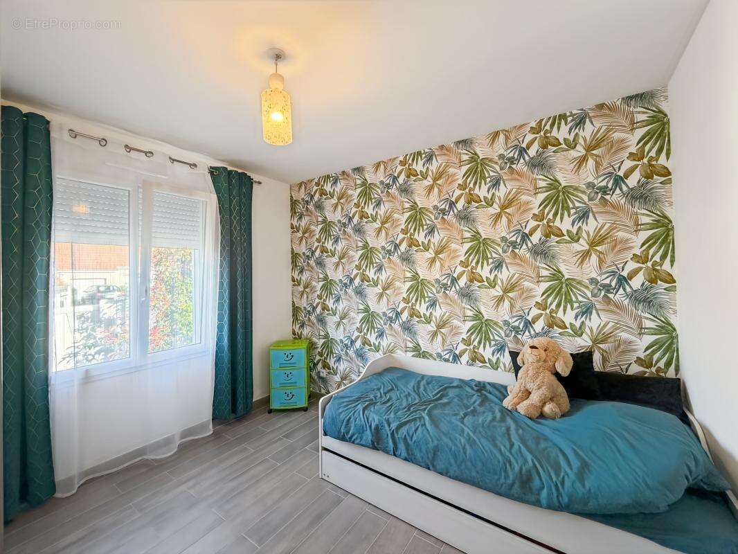 Marcilly-en-Villette – Maison de plain-pied 105 m² avec piscine couverte, jardin sans vis-à-vis et prestations soignées - photo 10